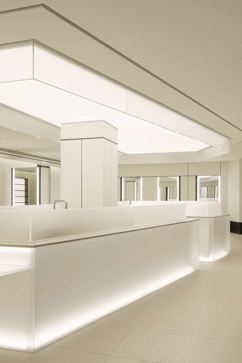 зал с витринами Junohair