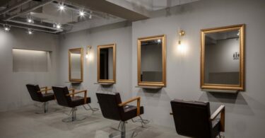 зал с зеркалами и креслами RED сбоку