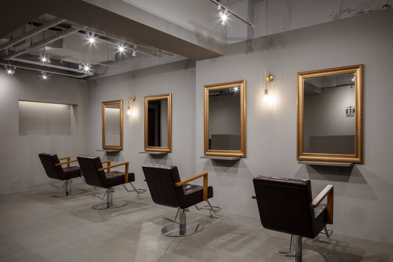 зал с зеркалами и креслами RED сбоку