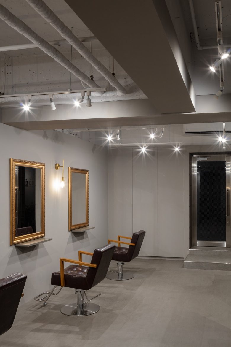зал с зеркалами и креслами RED