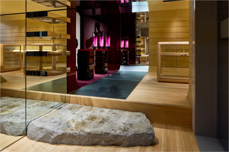 зал с зеркалами и витринами Jacques Marie Mage Store