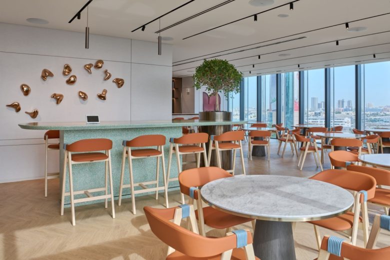 зал со столиками и креслами One Za’abeel Offices