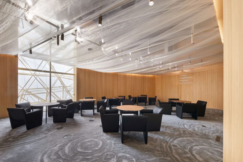 зал со столиками и стульями Healthcare Pavilion Nest for Reborn at Osaka Expo 2025