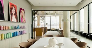 зал совещаний и презентаций amika Offices