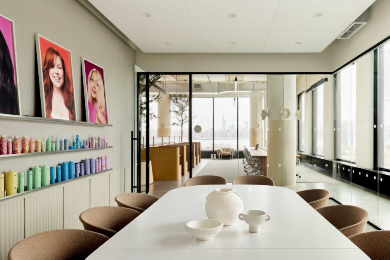 зал совещаний и презентаций amika Offices