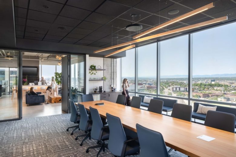 зал совещаний с длинным столом LAB Quantitative Strategies Offices