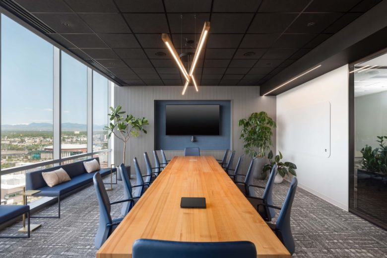 зал совещаний с длинным столом и экраном LAB Quantitative Strategies Offices