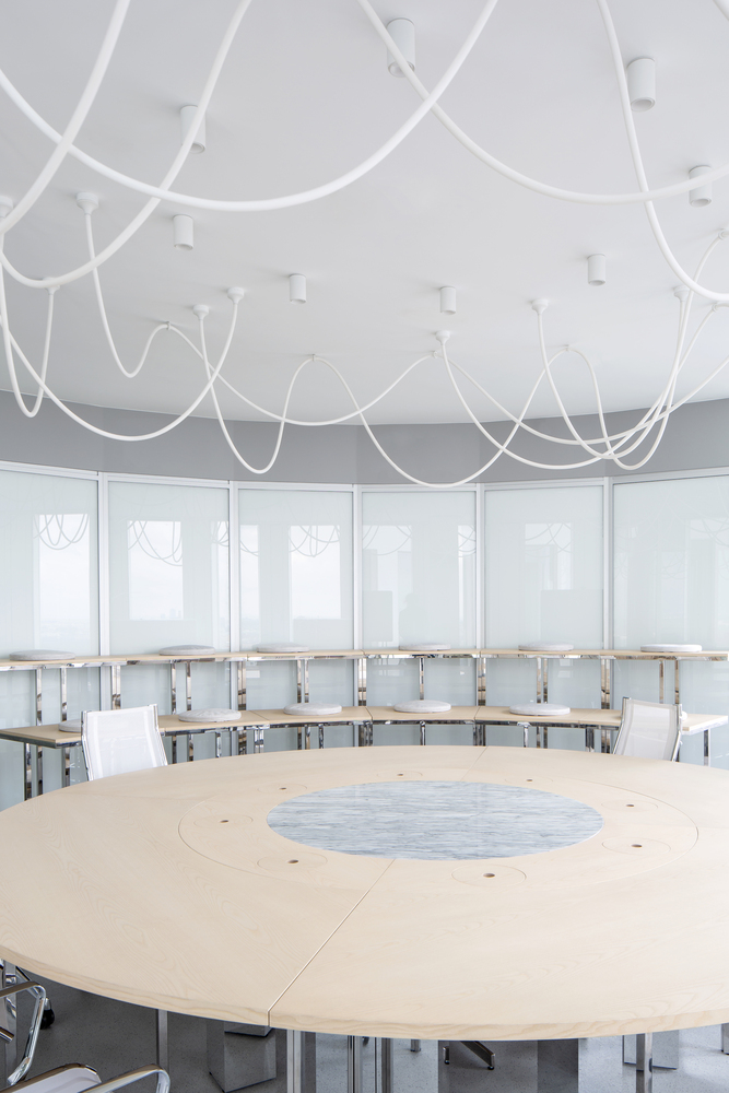 зал совещаний с круглым столом Signa Sports United High‑Rise Tower
