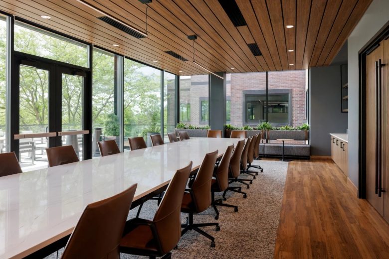 зал совещаний компании Sarnova