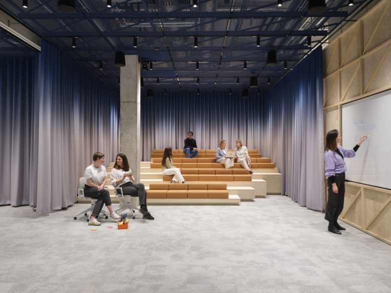 зал совещаний с сидениями-лестницей офис IT-компании