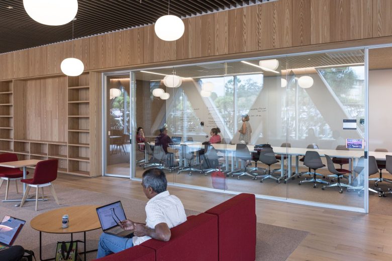 зал за стеклянной перегородкой Claremont McKenna College