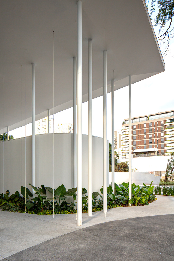 зеленая зона вокруг павильона Pavilion Tess