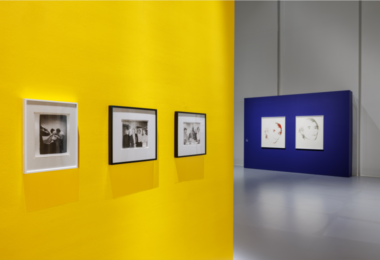 желтый зал с картинами в Andy Warhol