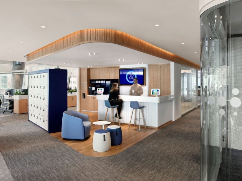 зона кафе с барной стойкой Informa Offices