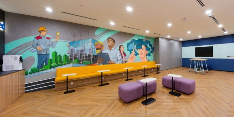 зона кафе с длинным диваном Ørsted Offices