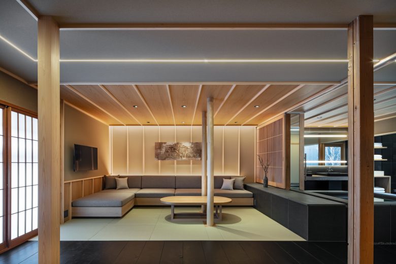 зона кафе с мягким диваном ANJIN Gosho Ebisugawa вид спереди