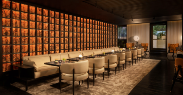 зона кафе с мягкими диванами art’otel Rome Piazza Sallustio