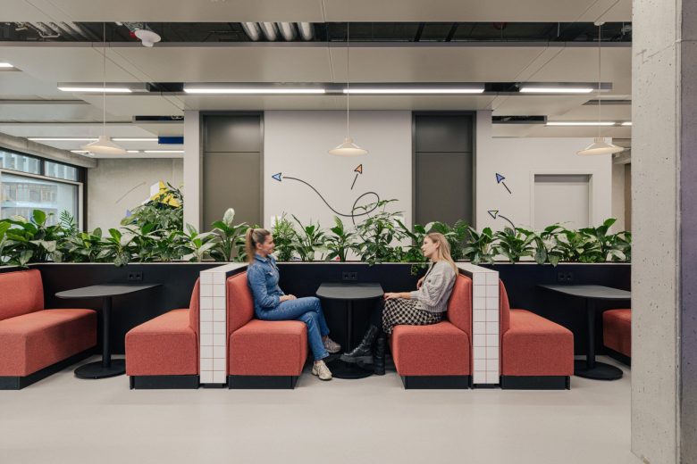 зона кафе с мягкими диванчиками Miro Office