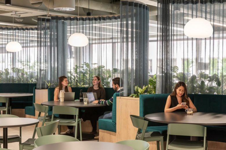 зона кафе со столиками Headland Offices