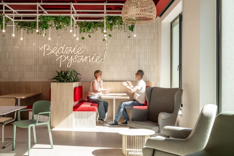 зона кафе отдельные столики в офисе KRUK