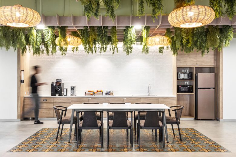 зона кухни Mitsubishi UFJ Financial Group вид спереди