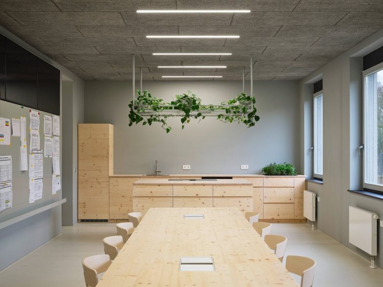 зона кухни с деревянным столом Pradtke office