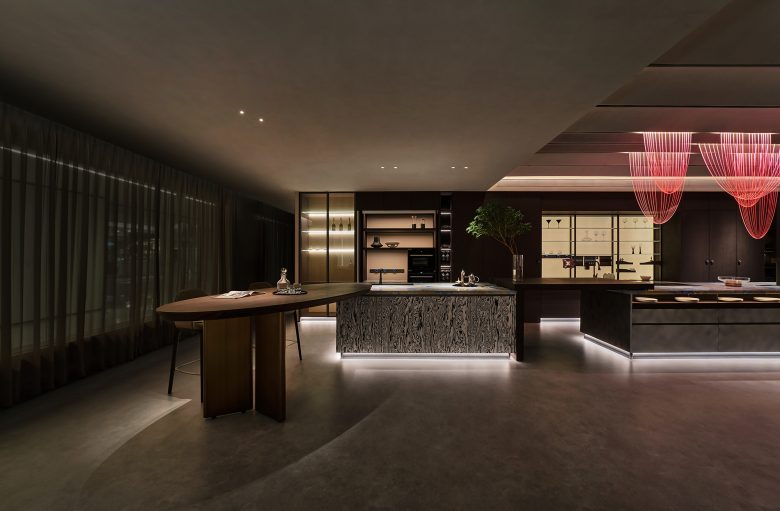 зона кухни с высоким овальным столом Sammys Nouvelle France Hall