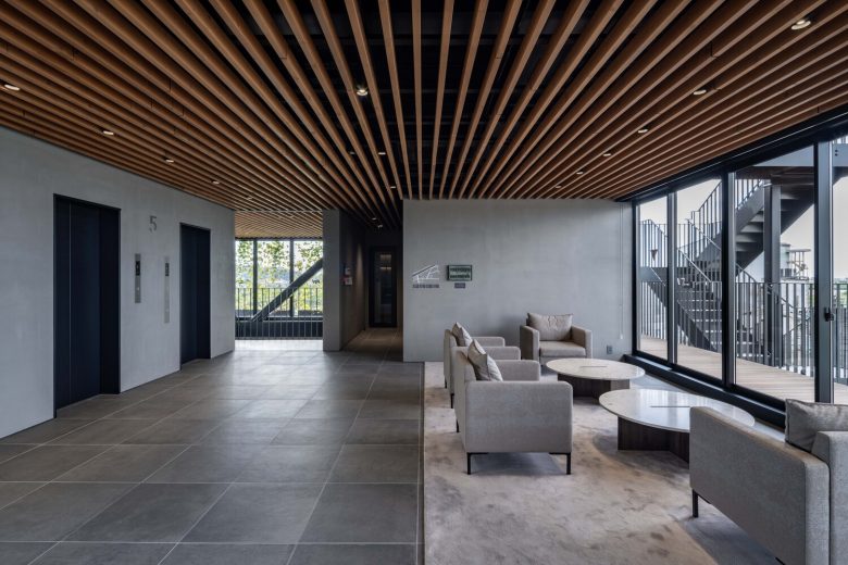 зона лифтов и место для ожидания Juzen Chemical Corporation