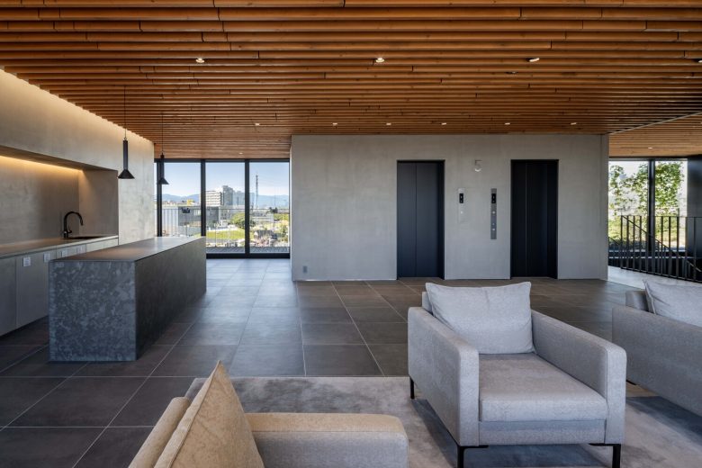 зона лифтов и обеденная зона Juzen Chemical Corporation