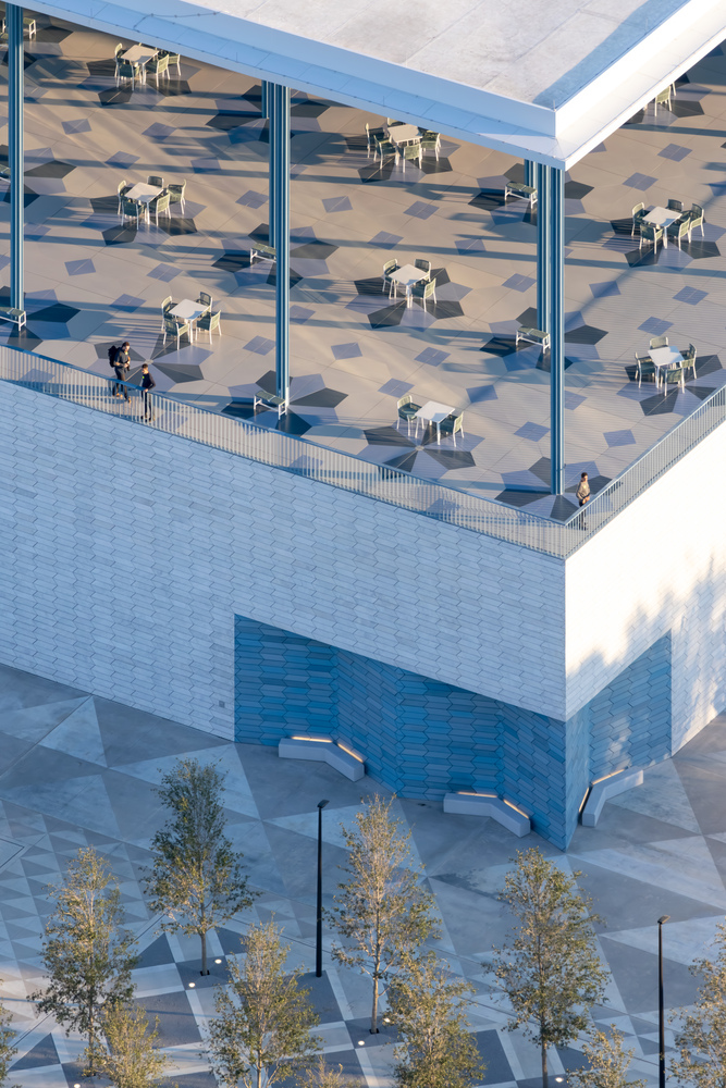 зона на улице со столами и стульями Первый исмаилитский центр в США вид сверху