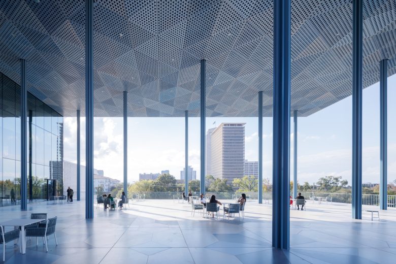 зона на улице со столами и стульями Первый исмаилитский центр в США