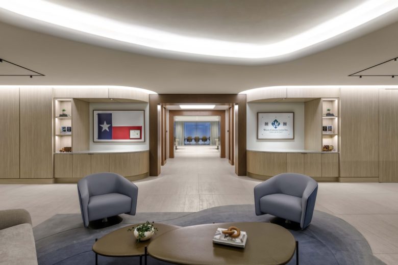 зона ожидания со столиками и креслами Waste Connections Level 6 Executive Suite