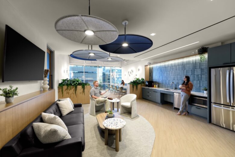 зона отдыха и кухни Waste Connections Level 6 Executive Suite