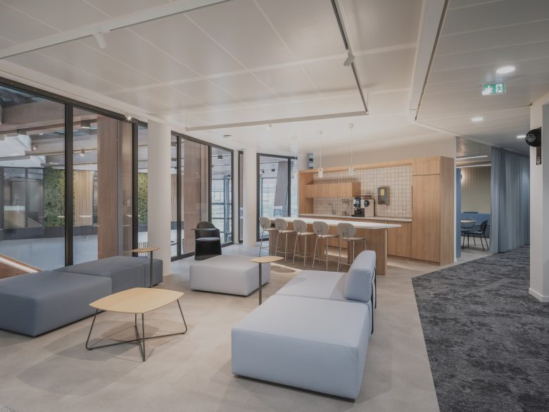 зона отдыха и кухни у окна Campus Lidl France