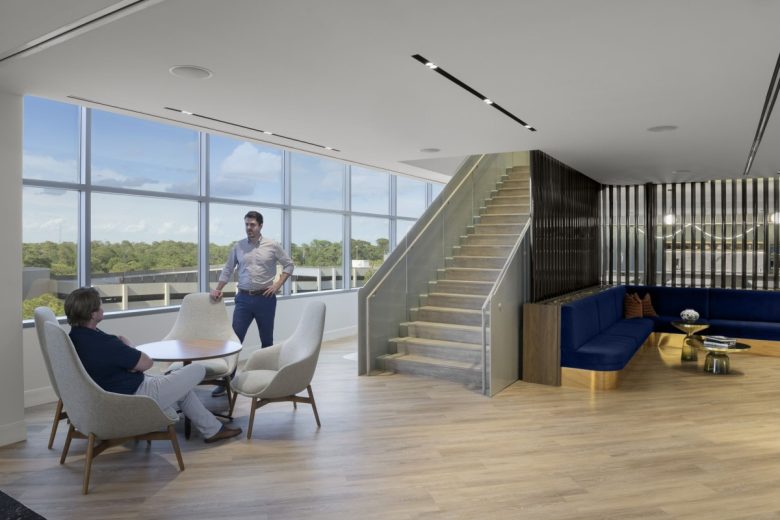 зона отдыха и лестница Colliers