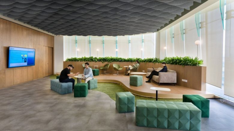 зона отдыха и работы с отдельными диванчиками Ørsted Offices