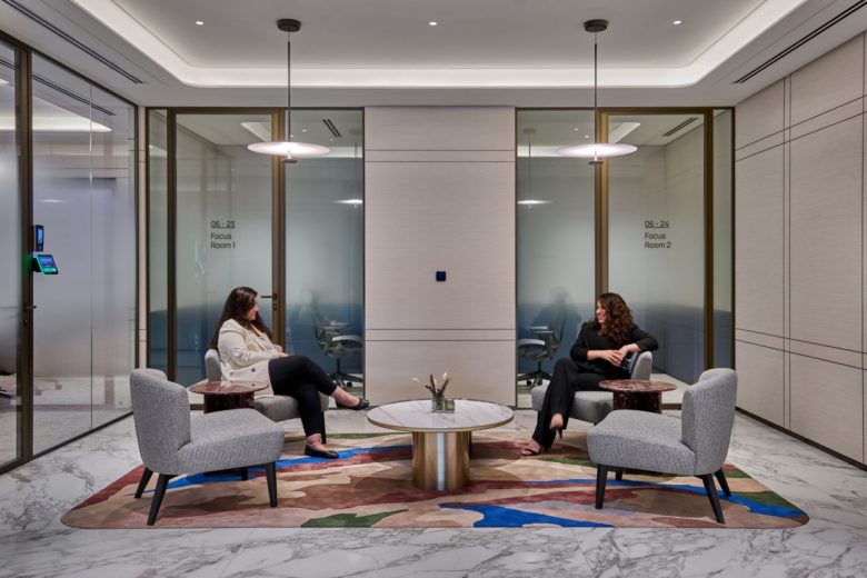 зона отдыха кресла и столик One Za’abeel Offices