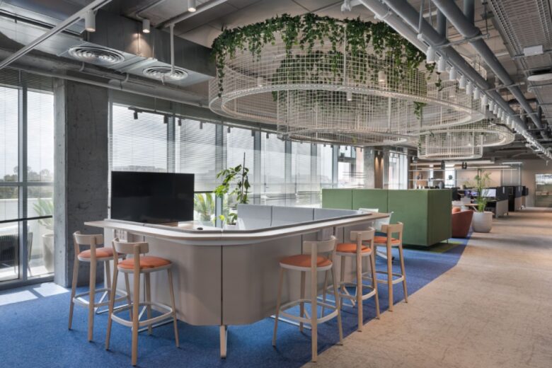 зона отдыха с барной стойкой Confidential Client Offices