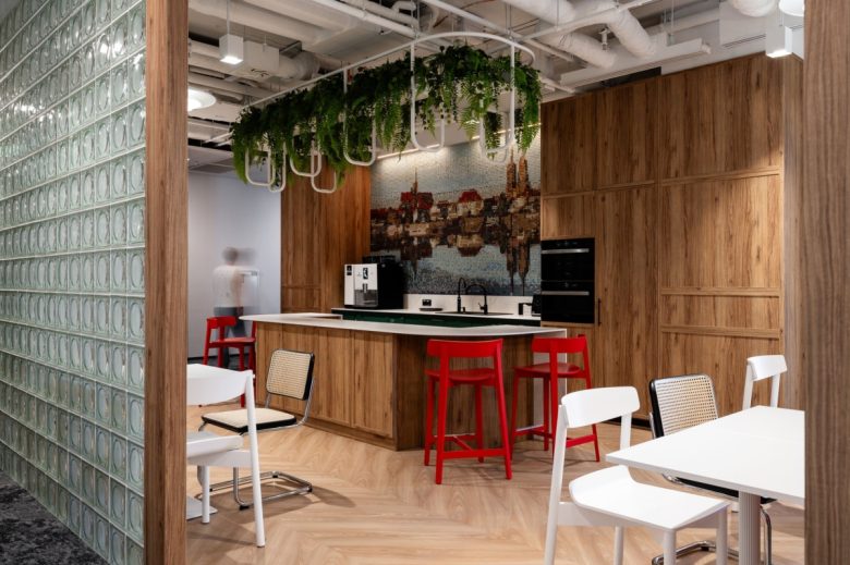 зона отдыха с барной стойкой в офисе KRUK