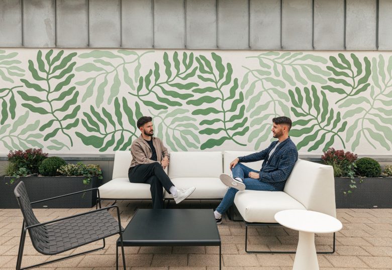 зона отдыха с белым диваном Mastercard