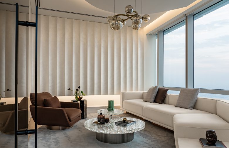 зона отдыха с большим диваном Refine Dubai Headquarters