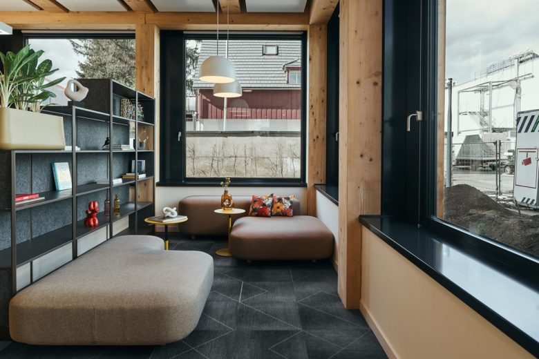 зона отдыха с большим диваном  IT-компании в Сан-Франциско