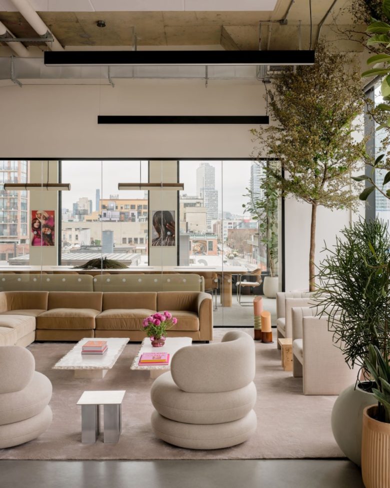 зона отдыха с большими диванами amika Offices