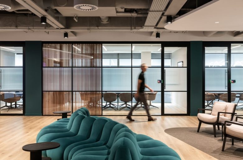 зона отдыха с диванами Headland Offices