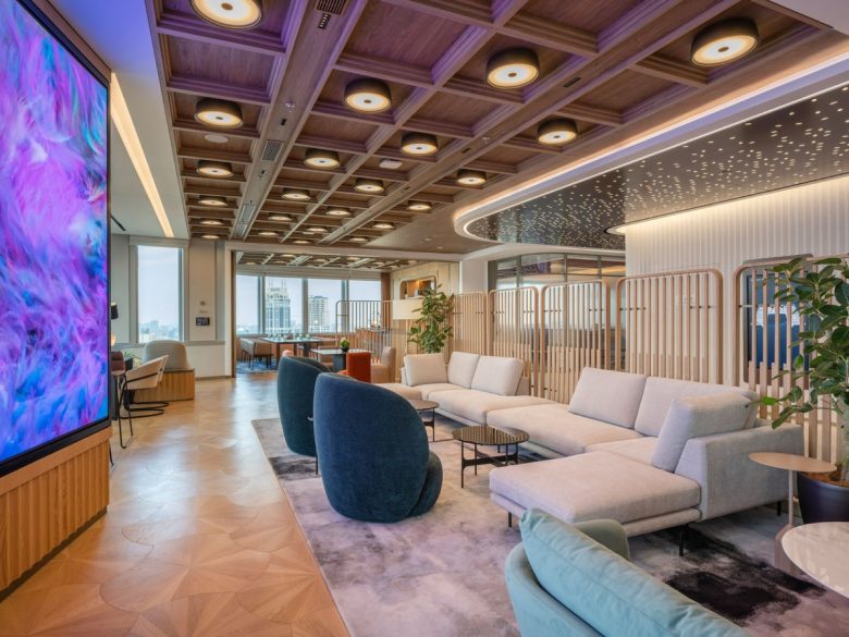 зона отдыха с диванчиками HKRI Taikoo Hui and Swire Properties Shared Offices с другой стороны