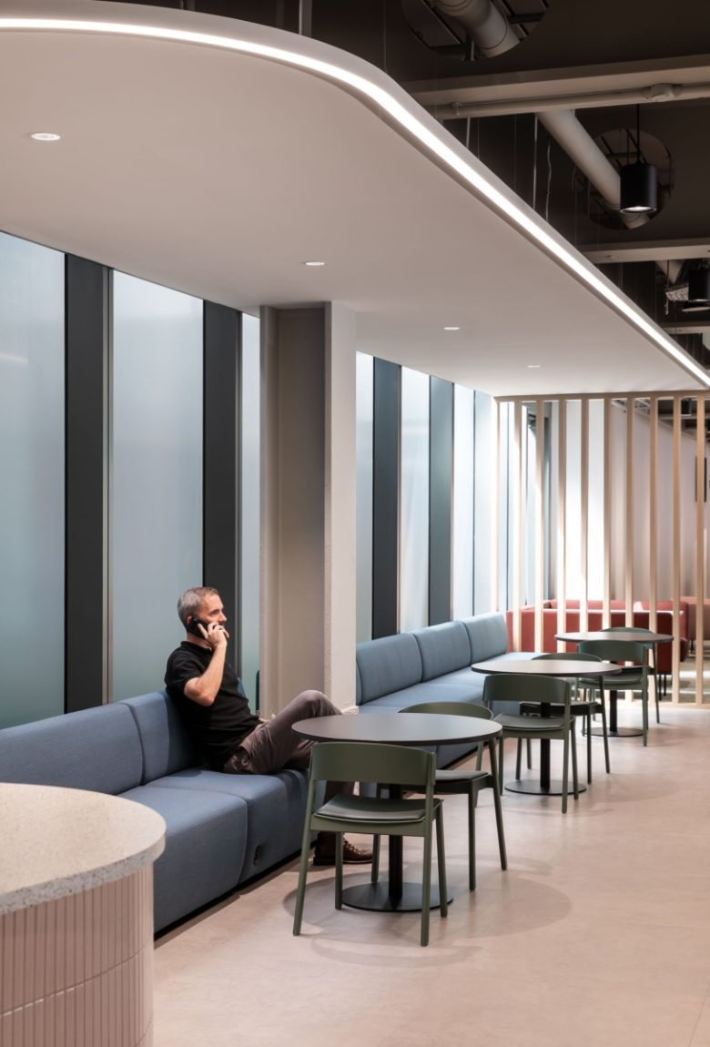 зона отдыха с диванчиками Headland Offices