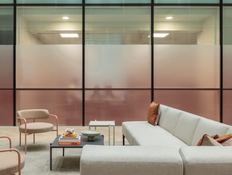 зона отдыха с диванчиком Orega Broad Gate Offices