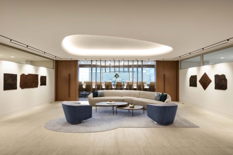 зона отдыха с диванчиком Waste Connections Level 6 Executive Suite