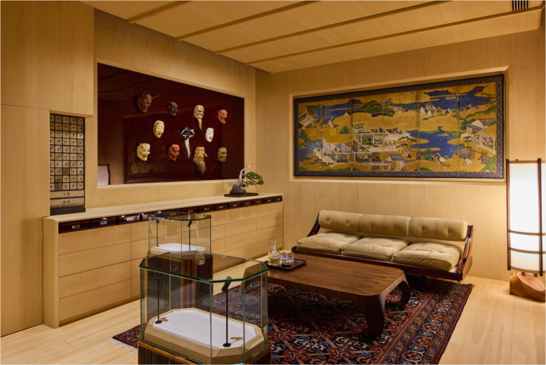 зона отдыха с диванчиком и столиком Jacques Marie Mage Store