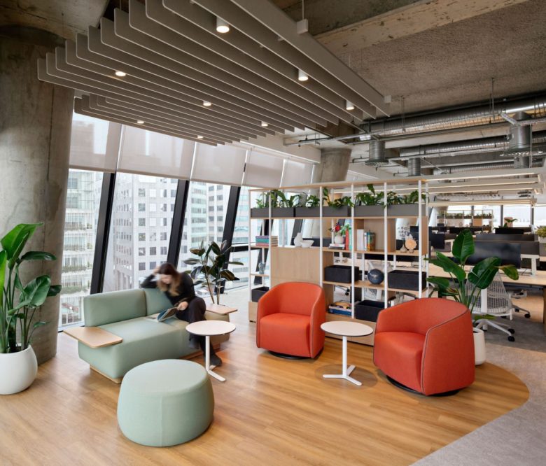 зона отдыха с диванчиком у окна Informa Offices